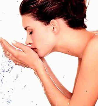 Hur man tvättar ansiktet. Plaska varmt vatten över ansiktet.