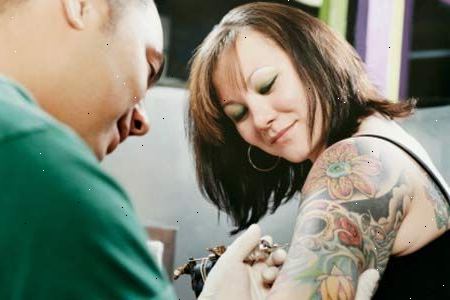 Hur du tar en dusch med en ny tatuering. Avlägsna bandage tillämpas av tatuerare.