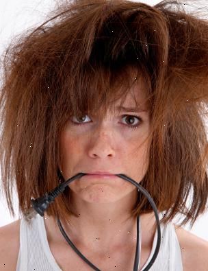 Hur kan man förhindra håret från frizzing efter duschen. Applicera olivolja till ditt hår innan du duschar.