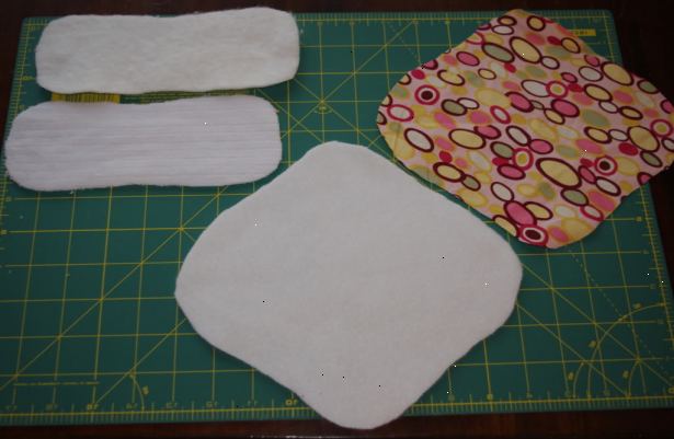 Hur du gör dina egna återanvändbara bindor. Trace runt en konventionell disponibel pad att använda som mönster.