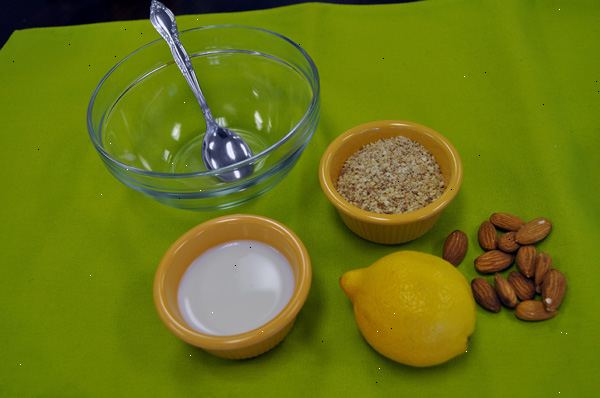 Hur man gör en citron ansiktsrengöring. Pressa citronsaft i en skål (använd endast färska citroner).