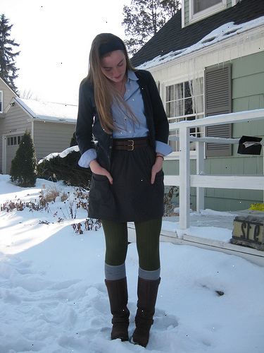 Hur man bär en kjol på vintern. Välj en kjol gjord av ett tyngre material.