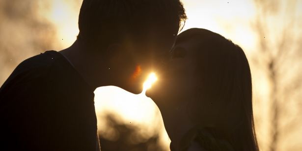 Hur man antyda för en kyss från en kille. Bryt kontakten barriären.