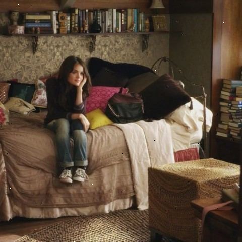 Hur att dekorera ditt sovrum som Aria Montgomery från Pretty Little Liars. Även om vissa människor misstag aria säng för en dag säng, är det inte, det är helt enkelt en säng mot en vägg med massor av kuddar.