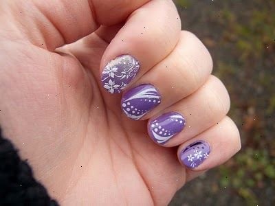 Hur man gör söta mönster blomma spik. Måla alla dina naglar med bas färg du vill.