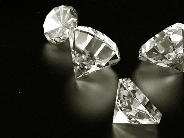 Hur berätta om en diamant är verklig. Observera reflektioner.