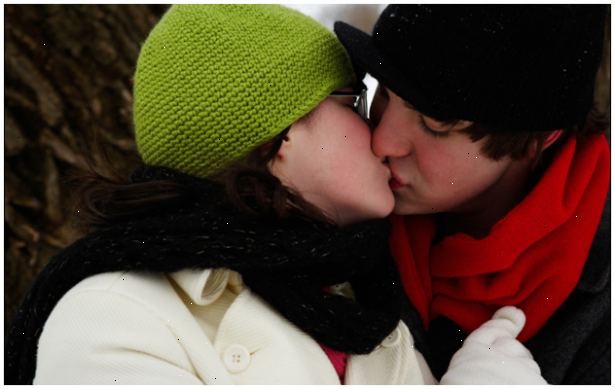 Hur man kysser som ett proffs. Se till att personen du tänker kyssa är bekväm med det.