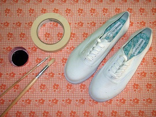 Hur man gör ett par gamla enkla vita skor ser funky eller kyla. Samla alla dina leveranser.