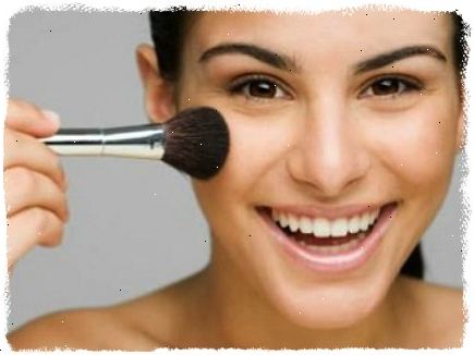 Hur ansöker enkel varje dag makeup. Applicera foundation eller puder.