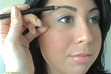 Hur du använder ögonbryn penna. Se till att dina ögonbryn är preparerat för att starta.
