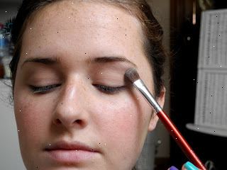 Hur man lägger makeup för blå ögon. Sätt primer på alla ringar under ögonen.