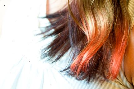 Hur man doppa färga håret med Kool stöd vid olika längder med olika färger. Fyll din kastrull med ungefär en tum av vatten.