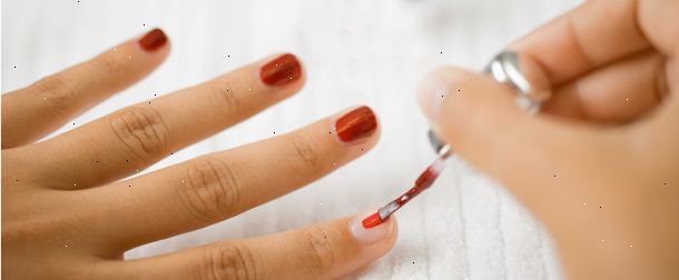 Hur måla naglarna med den andra handen. För att starta, om du använder färg, applicera ett bra baslack.