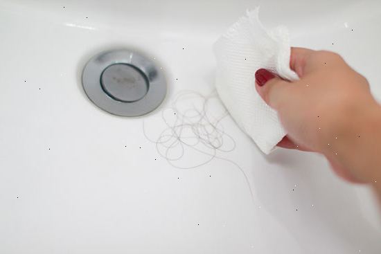 Hur schamponera håret i handfatet. Sätt dina verktyg vid diskbänken.