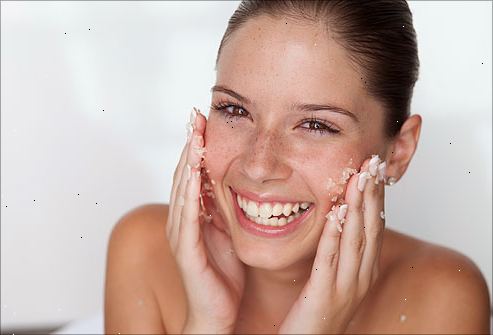 Hur man kan utveckla en hudvård rutin för torr hud. Först upp, ge ditt ansikte en snabb splash med varmt vatten, bara för att fräscha upp och öppnar era sömniga ögon.