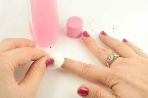 Hur tar man bort nagellack utan att använda remover. Hitta några spray deodorant.
