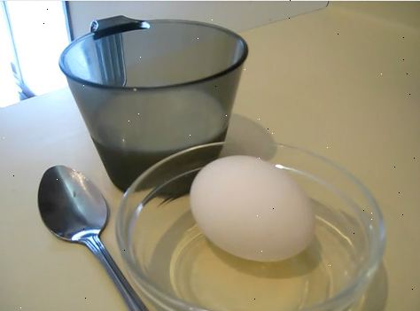 Hur man gör håret smidigt och glänsande med mjölk och ägg. Häll lite mjölk i en skål (ca en kopp, beroende på hur mycket hår du har).