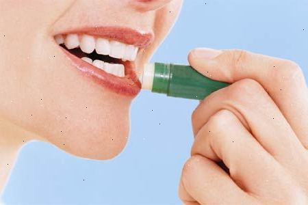 Hur kan man förhindra torra nariga läppar. Använd läppbalsam såsom chapstick för att främja läkning och förebyggande av nariga läppar.