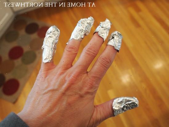 Hur tar man bort gel naglar. Fyll en skål med aceton.