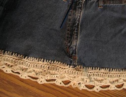 Hur man gör en denim kjol från återvunna jeans. Hitta ett par gamla jeans.
