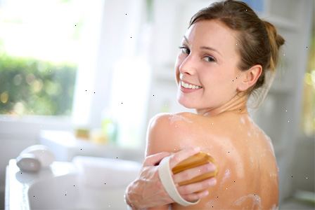 Hur att exfoliera kroppen för mjuk hud. Pressa liten mängd bodyscrub i handflatan innan du bada eller duscha.