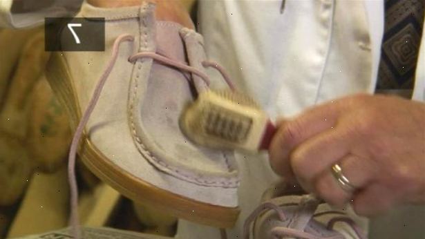 Hur man rengör mocka skor. Använd en mocka borste för att ta bort skrapmärken.