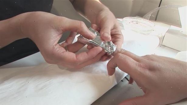 Hur tar man bort akryl naglar. Fila täckskiktet bort av naglarna.
