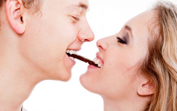 Hur man använder choklad att krydda din relation. Genomför en sexig choklad skattjakt.