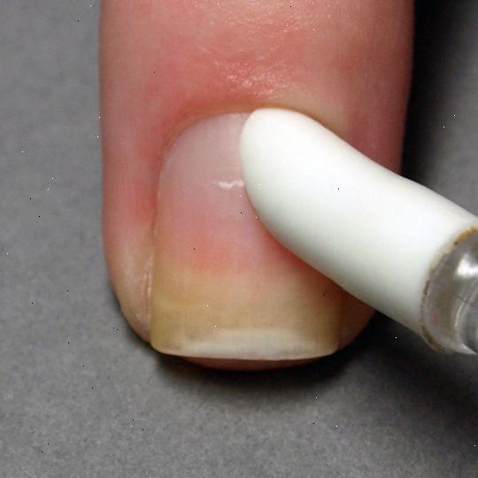 Hur måla naglarna utan att göra en enda röra. Fyll en skål med varmt tvålvatten och dra naglarna, inte händer, i det i 3-5 minuter.
