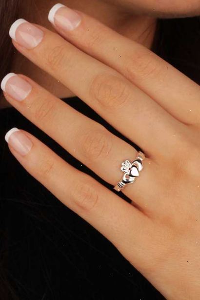 Hur man bär en claddaghen ring. Bära ringen på ringfingret på höger hand.