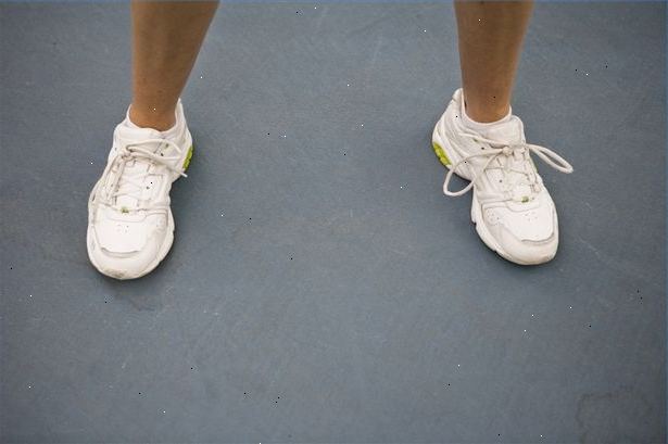 Hur man rengör vita skor. Skapa en blandning av vatten och ett neutralt rengöringsmedel.