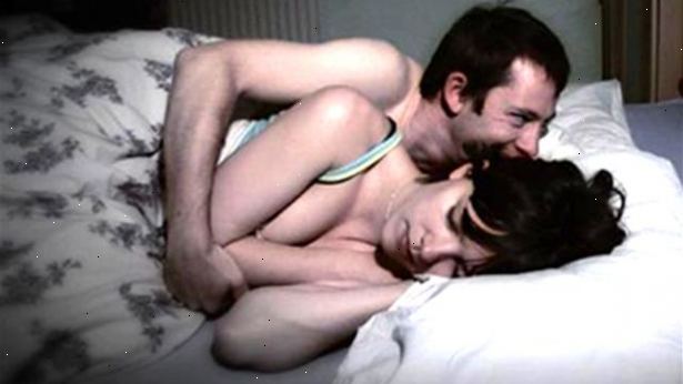 Hur man undviker att fånga din arm medan kura i sängen. Försök först att försiktigt bända ut armen underifrån din partner.