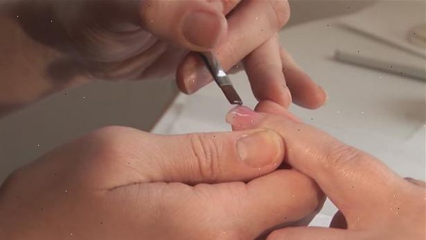 Hur ansöker gel naglar. Buff topparna på naglarna för att ta bort den naturliga glansen.