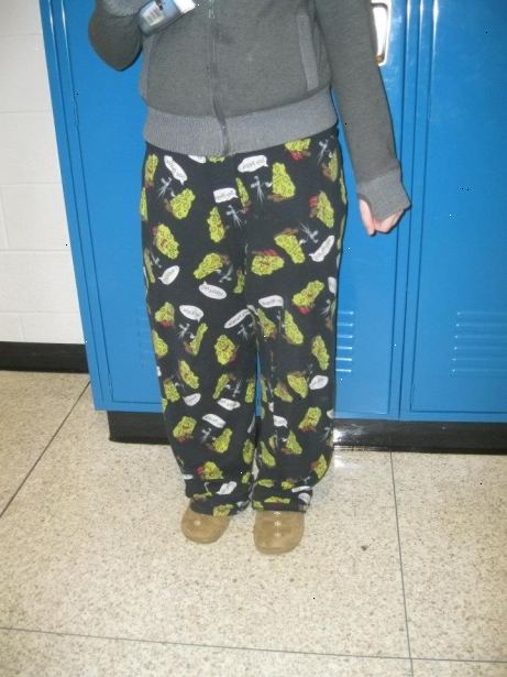 Hur man bär pyjamasbyxor till skolan. Tänk på något skolan lämplig eftersom vissa skolor kan se Pyjamas som alltför vardagligt.