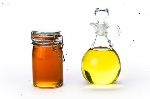 Hur man gör en olivolja mask olja hår. Välj en hög kvalitet extra olja jungfruolja som bas för din mask.
