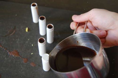 Hur man gör balsam kakao läpp. Välj ett pulver kakao dricka din favorit milkshake smak.