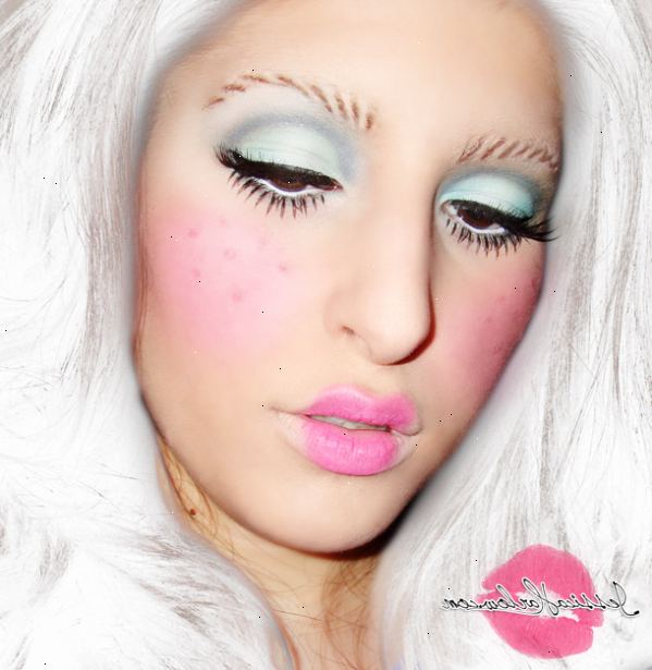 Hur ansöker makeup för att se ut som Marie-Antoinette. Applicera foundation innan du börjar med följande steg.
