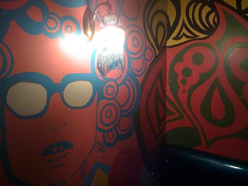 Hur du gör ditt rum ser trippy / psychedelic. Dekorera dina väggar.