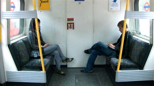 Hur man startar en konversation med någon på tåget, bussen eller tunnelbanan. Omfattning ut situationen.