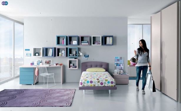 Hur man skapar en funky och modern tonåring rum. Rensa ut ditt rum, inklusive säng, sängbord etc.