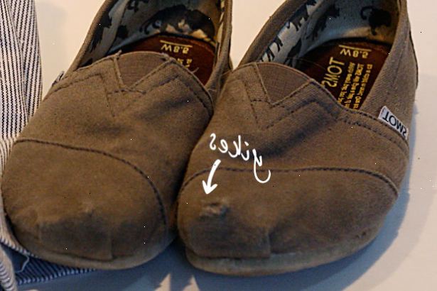 Hur att rengöra och reparera dina Toms skor. Bli av med någon större lera eller smuts.