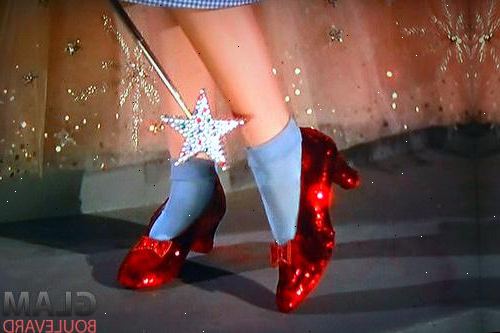 Hur man gör Dorothys ruby red slippers. Rengör skorna som du ska använda.