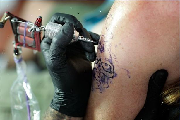 Hur kan man hantera med tatuering smärta. Om det är din första tatuering, inte gå själv.