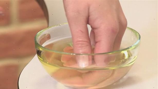 Hur får olivolja ur håret. Tvätta håret noggrant med ditt vanliga schampo och balsam.
