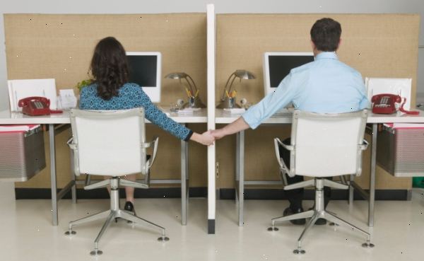Hur ska man gå om kontor romantik. Läs på ditt företags policy för kontor romantik (om det finns).