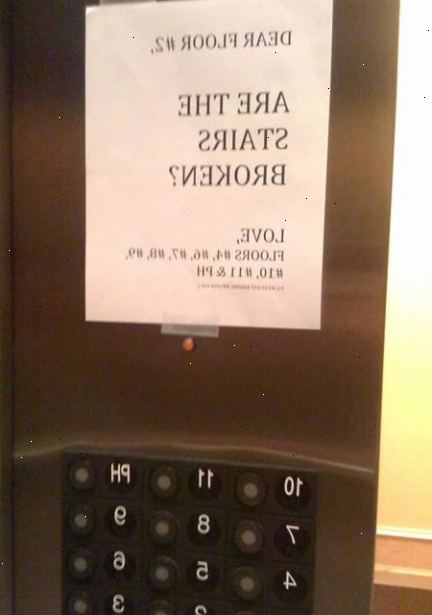 Hur att träna bra hiss etikett. Väntar på att gå ombord på hissen, gå bort från dörrarna.
