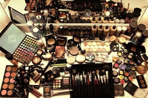 Hur organisera din makeup samling. Välj en plats för din makeup ska lagras.
