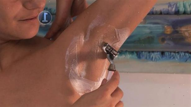Hur att raka armhålorna. Ta en dusch, bada eller plaska området med vatten för att mjuka upp håret och huden.
