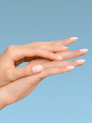 Hur man odlar naglarna. Tvätta händerna med en mild tvål.