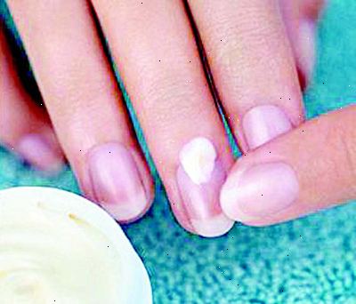 Hur man kan stoppa din nagelband huden från peeling. Ge dina händer en blöt i varmt (ej kokande) vatten eller ta ett långt bad.